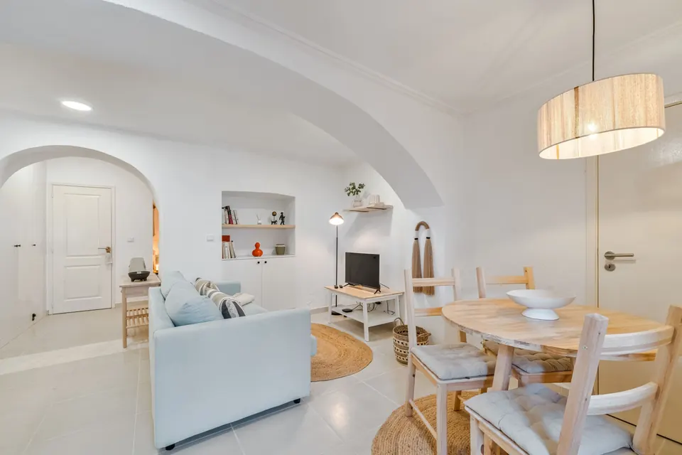 Arcos caiados entre a sala de estar e a zona de refeições